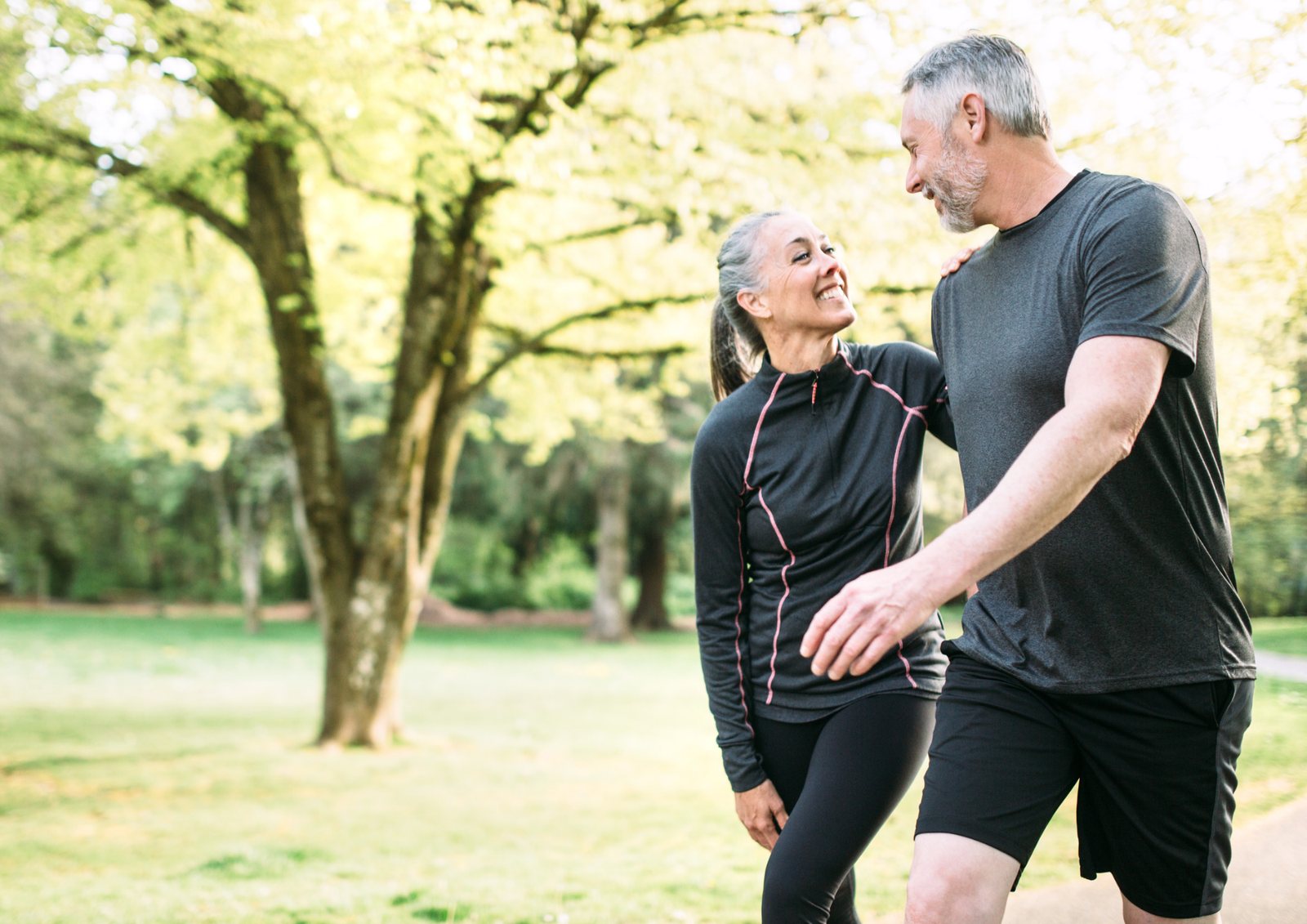 Twee mensen wandelen buiten
