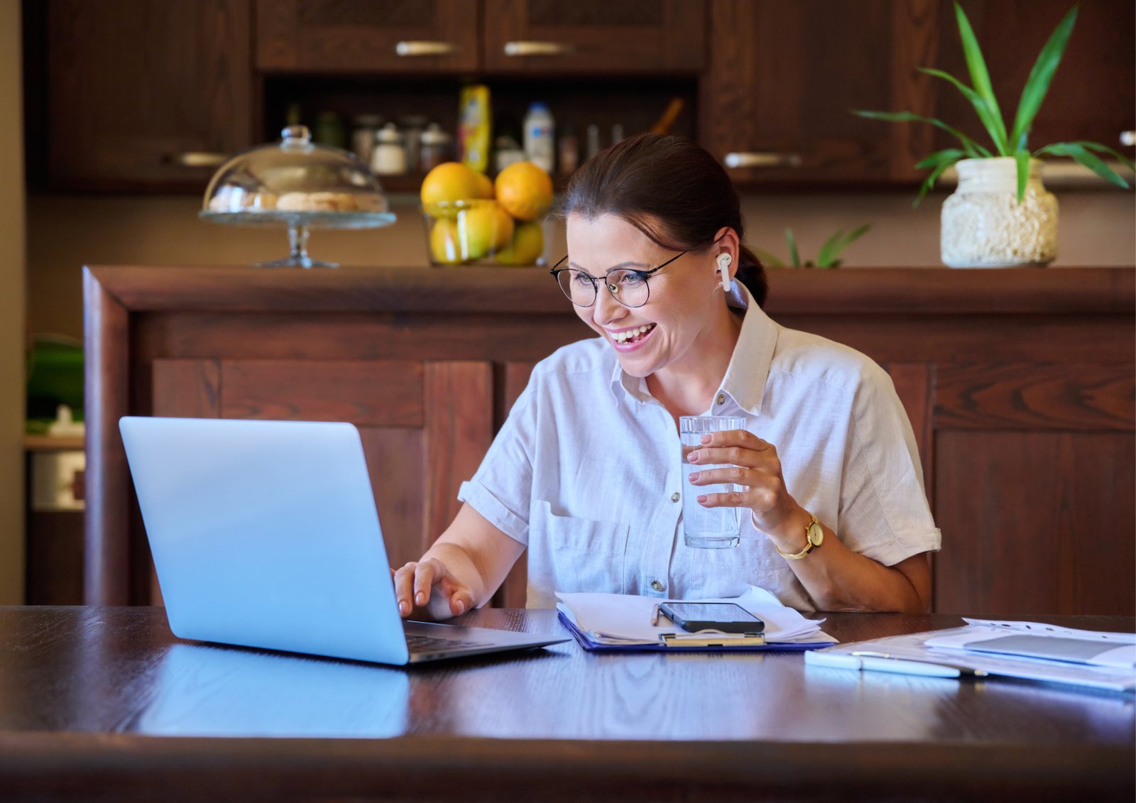 Vrouw werkt achter een laptop